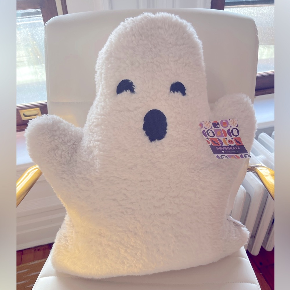 Viral rare ghost plush pillow. So cute and cozy!! Brand new with tags!!!🤍👻